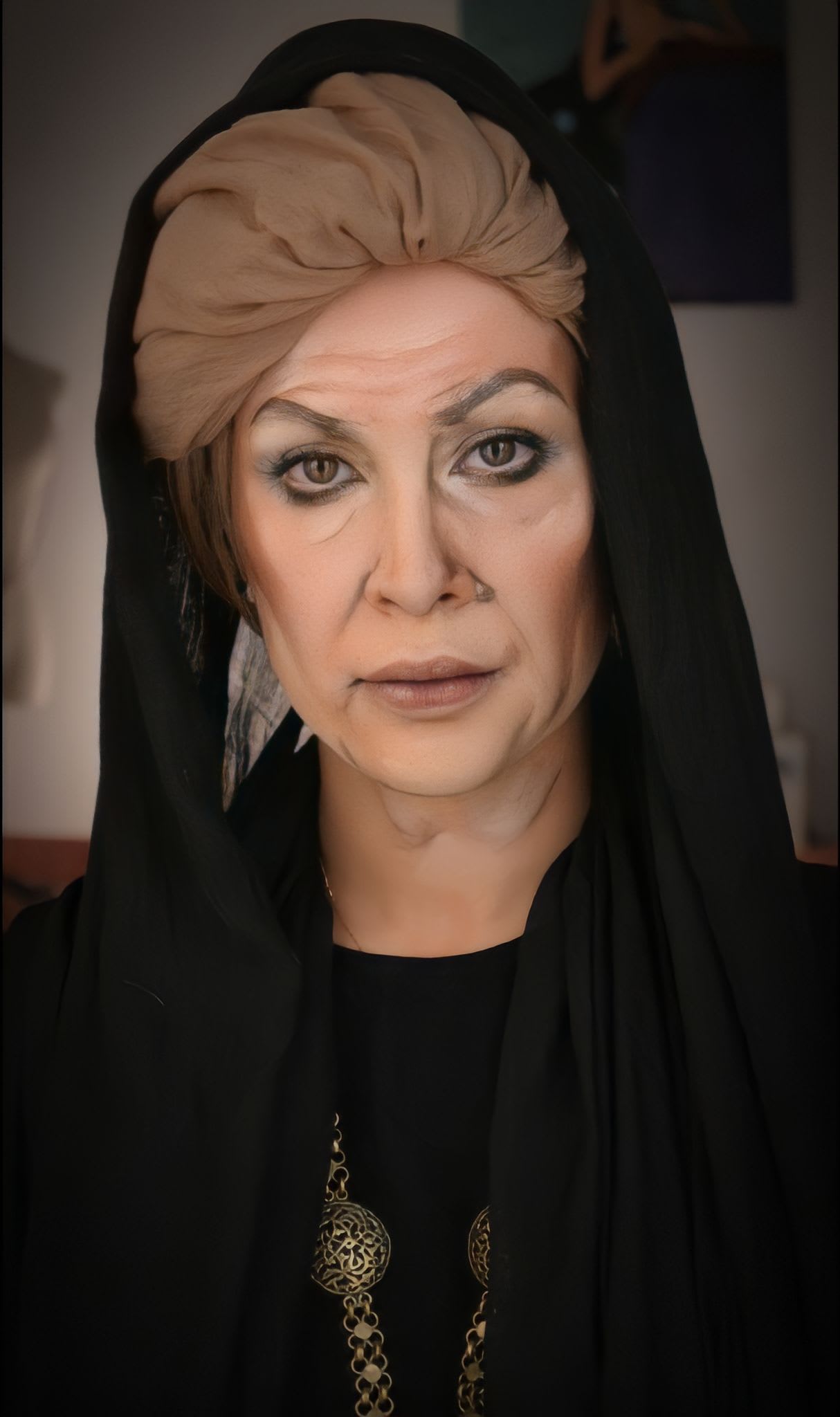 علا مثبوت..فنانة تشكيلية تحول وجهها إلى لوحة تتجسد فيها وجوه المشاهير