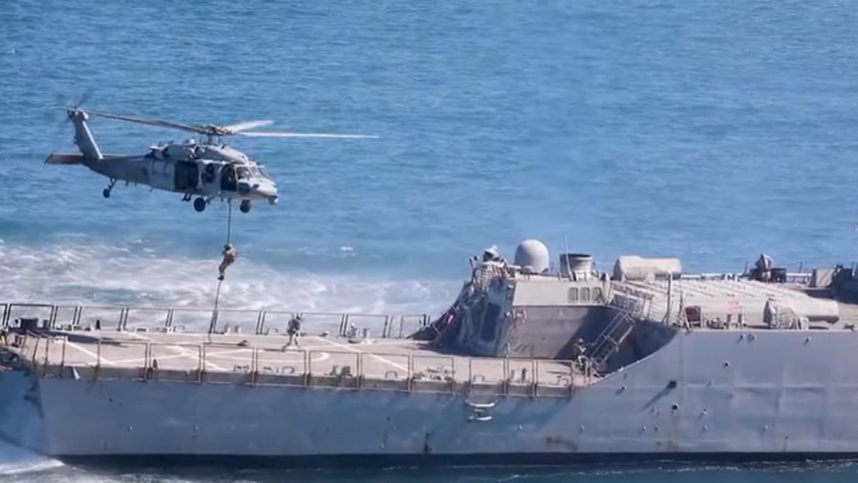 من إطلاق النار إلى احتجازها.. إليك ما نعلمه عن استهداف مدمرة أمريكية لسفينة ترفع علم إيران