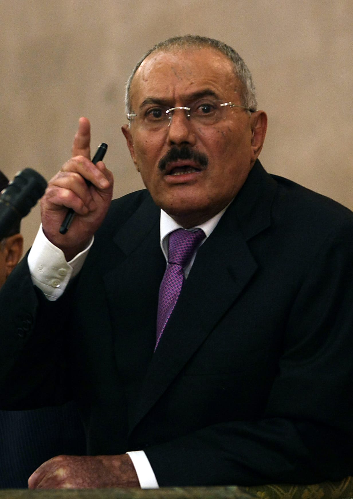 صالح يطلب من مجلس الأمن السماح له بالسفر للتعزية بكاسترو "آخر العمالقة"