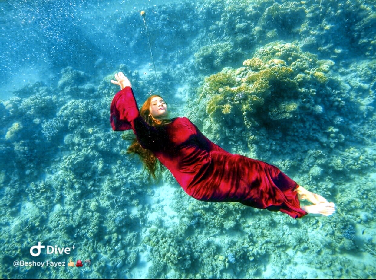 بأعماق البحر الأحمر..أول عرض أزياء تحت الماء في مصر يثير الذهول - CNN Arabic