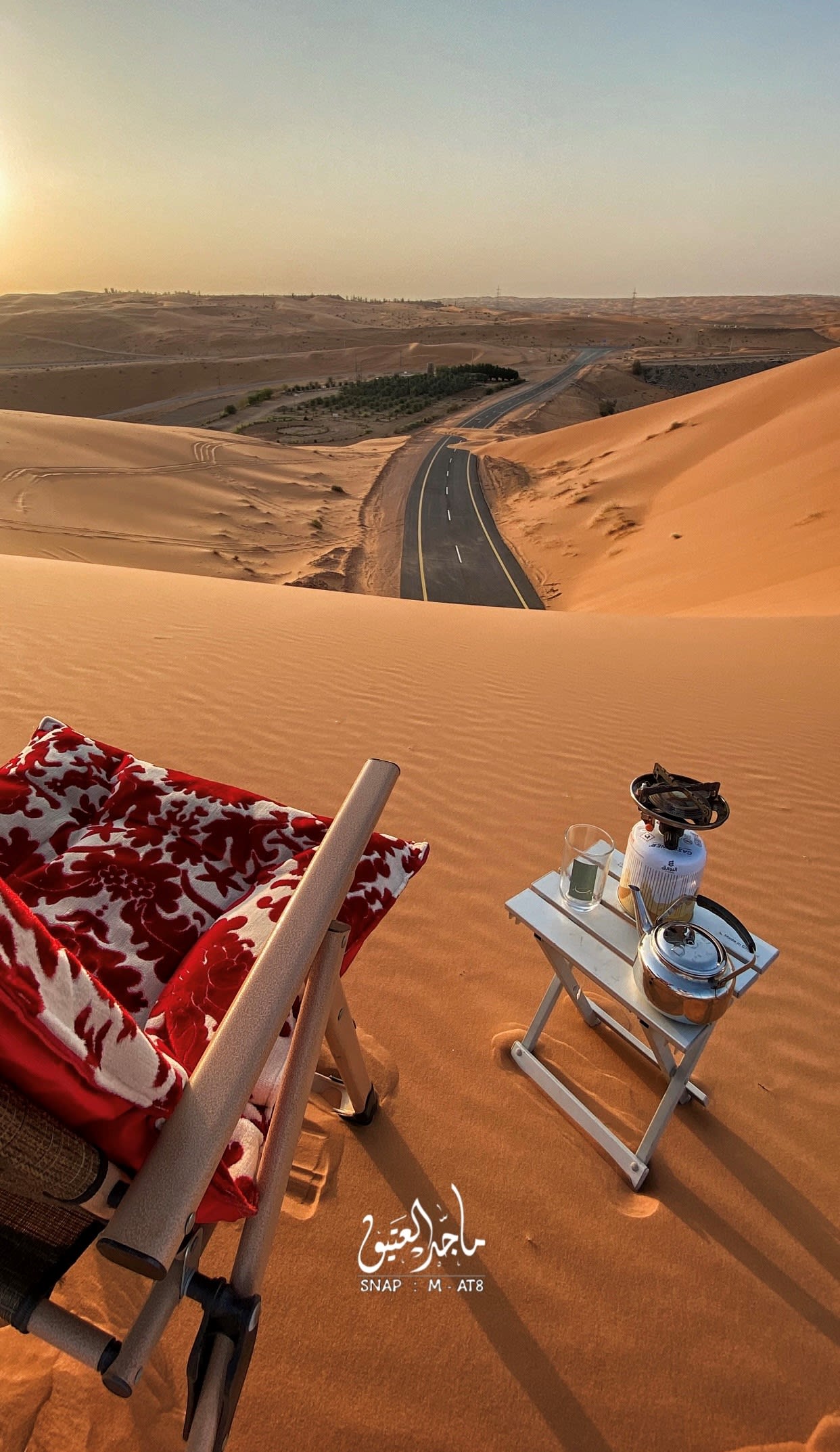 En Arabie Saoudite, un photographe documente une charmante promenade au bout d'une route recouverte de sable