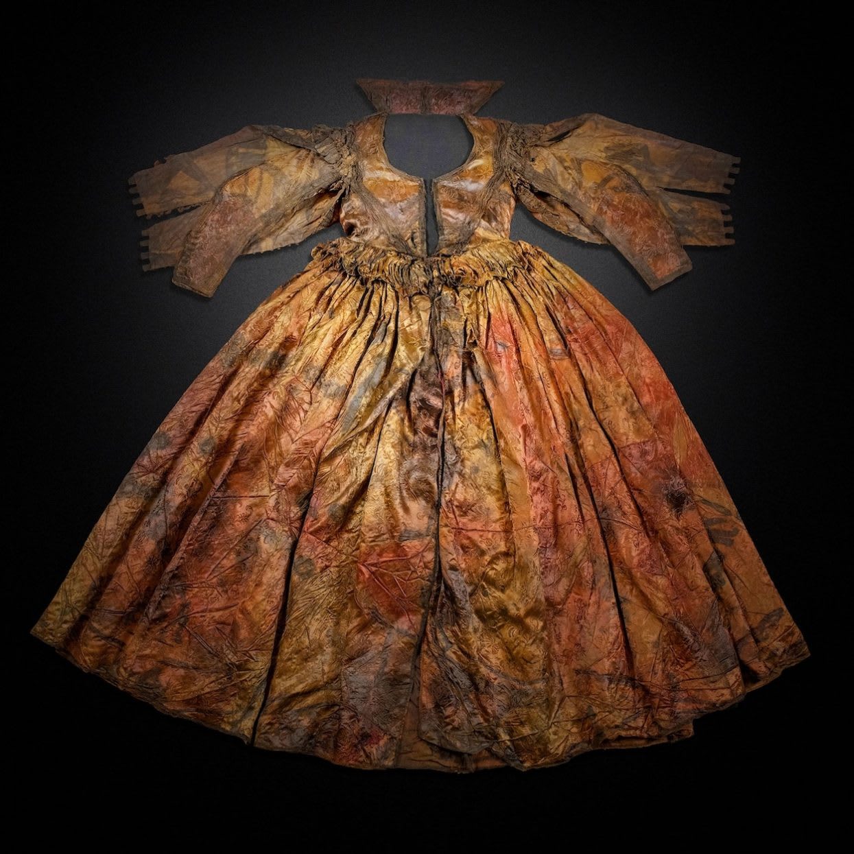 يعود للقرن السابع عشر..الكشف عن فستان زفاف نادر بمتحف في هولندا