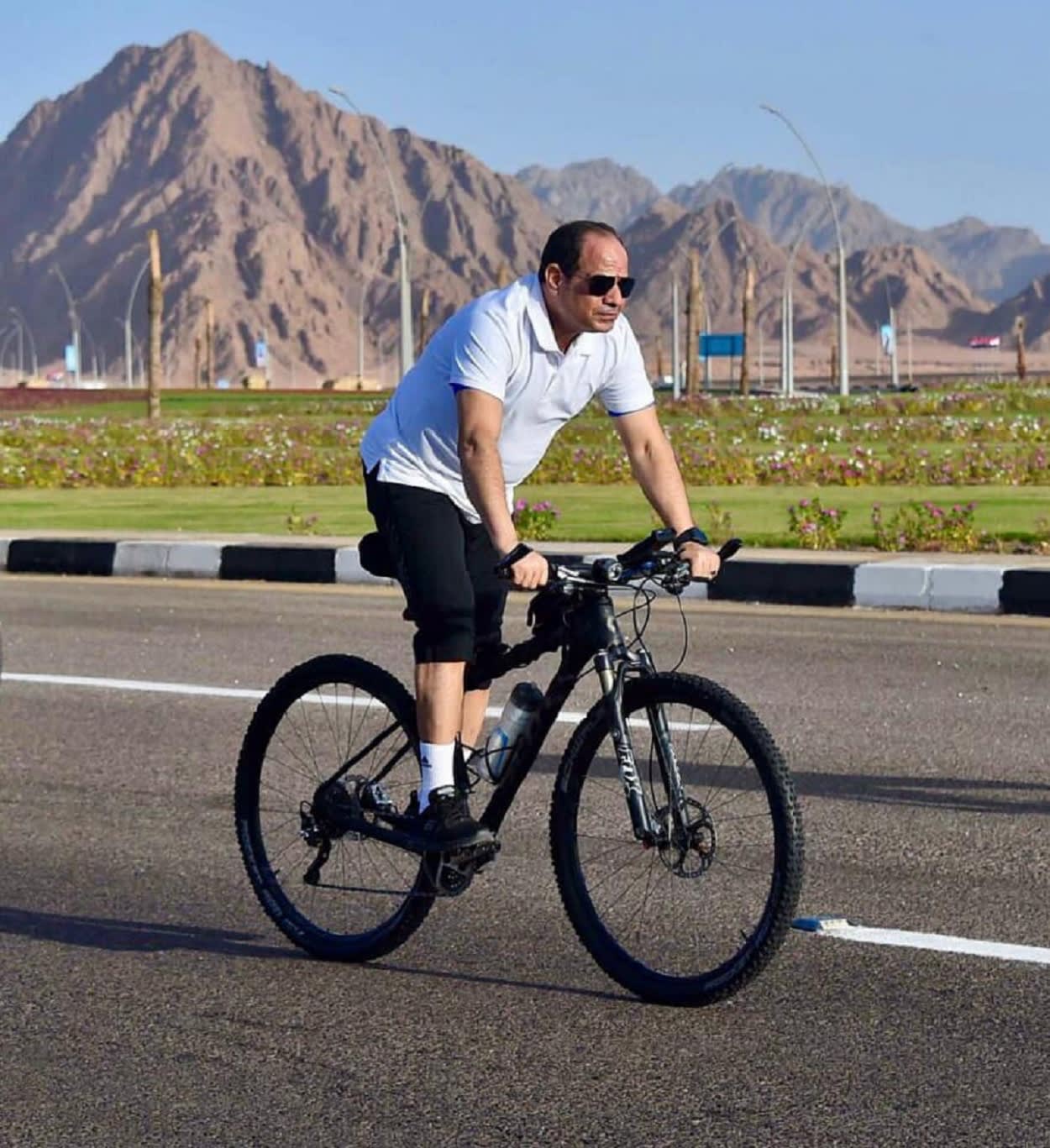 بعد عودته من ألمانيا.. السيسي يتفقد شرم الشيخ بـ"الدراجة" فجرا