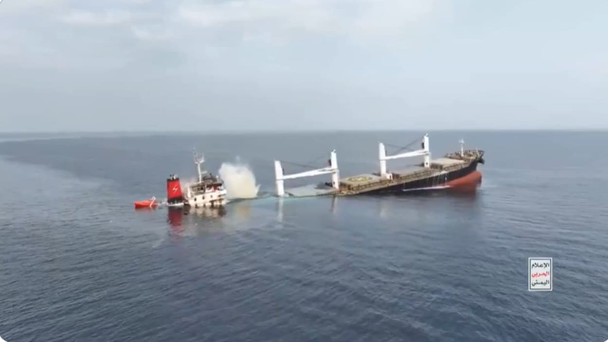 الثانية خلال أسبوع.. شاهد كيف أغرق الحوثيون سفينة شحن في البحر الأحمر