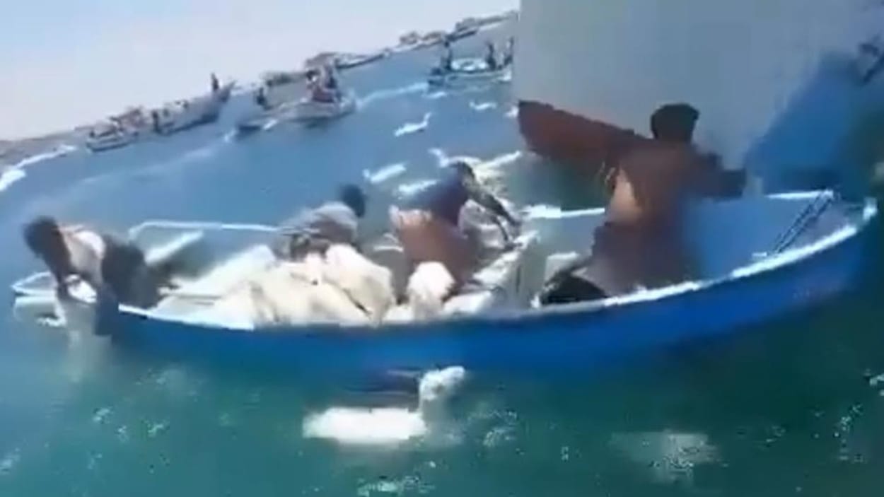 "جنوح سفينة قبالة سلطنة عُمان بعد هجوم مُسيرات".. ما حقيقة الفيديو؟