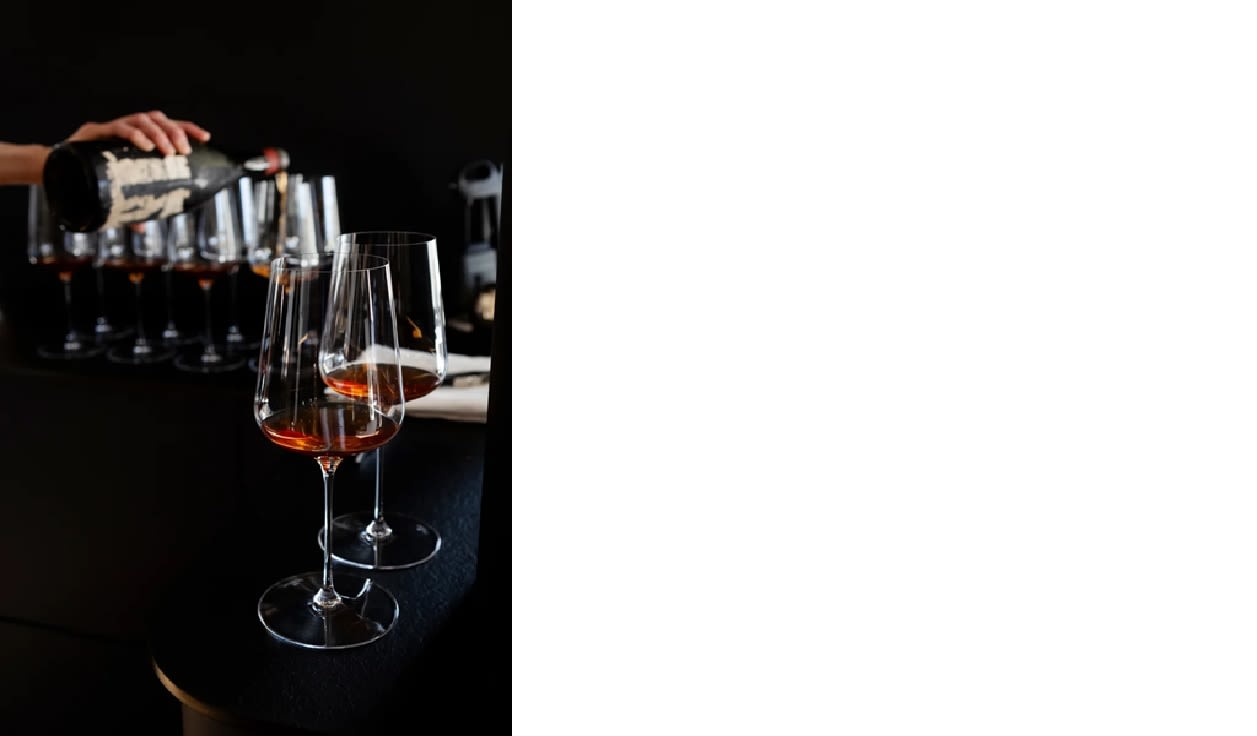 رجل أعمال يشتري زجاجة نبيذ عمرها 127 عامًا ويتذوقها.. كيف كان الطعم؟