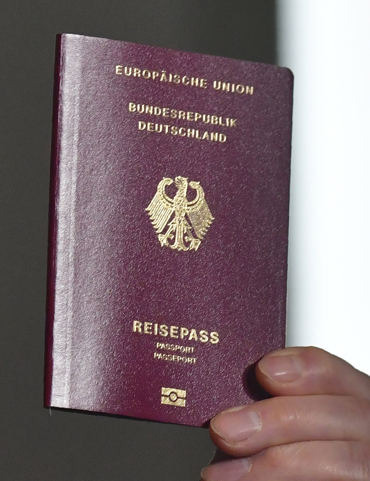 هل تأثرت أقوى جوازات سفر في العالم بالغزو الأوكراني؟