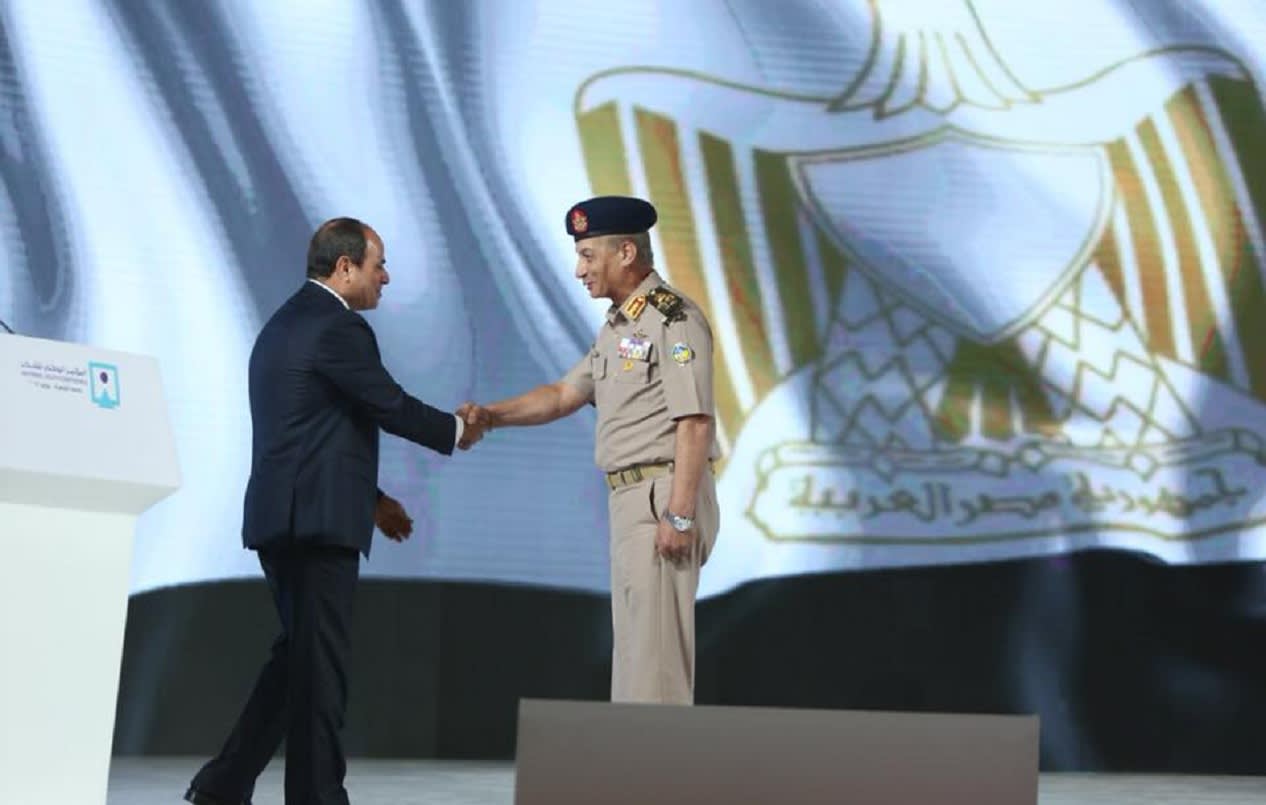 من جامعة القاهرة.. السيسي يقرر ترقية وزير الدفاع في مؤتمر الشباب
