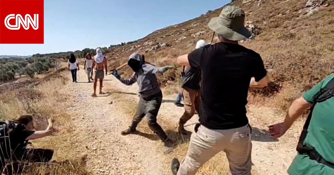 مستوطنون إسرائيليون يعتدون على نشطاء أجانب ومزارعين فلسطينيين في الضفة الغربية