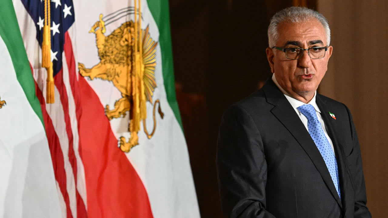 ولي عهد إيران السابق رضا بهلوي يوجه دعوة للإيرانيين الجمعة ...