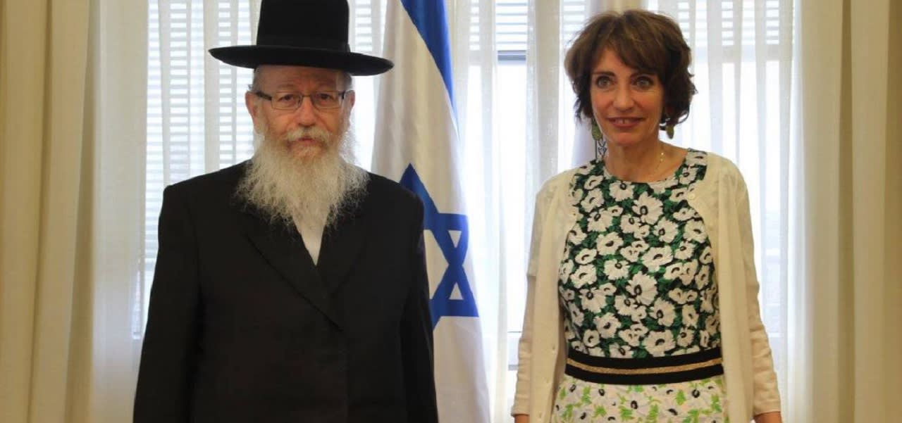 بسبب معتقداته الدينية.. وزير الصحة الإسرائيلي يرفض مصافحة نظيرته الفرنسية