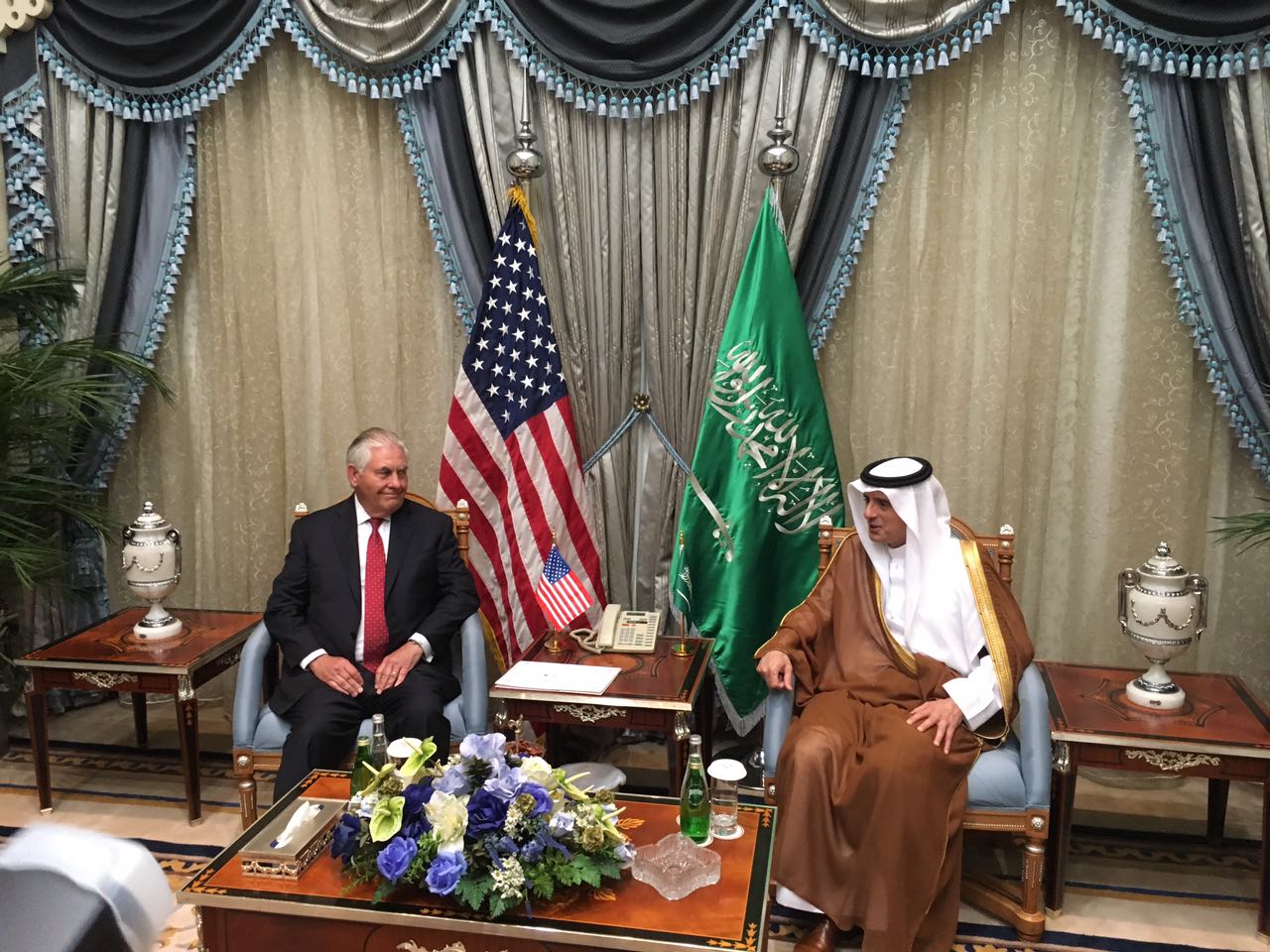 وزير خارجية أمريكا يصل إلى جدة ويلتقي وزير الخارجية السعودي