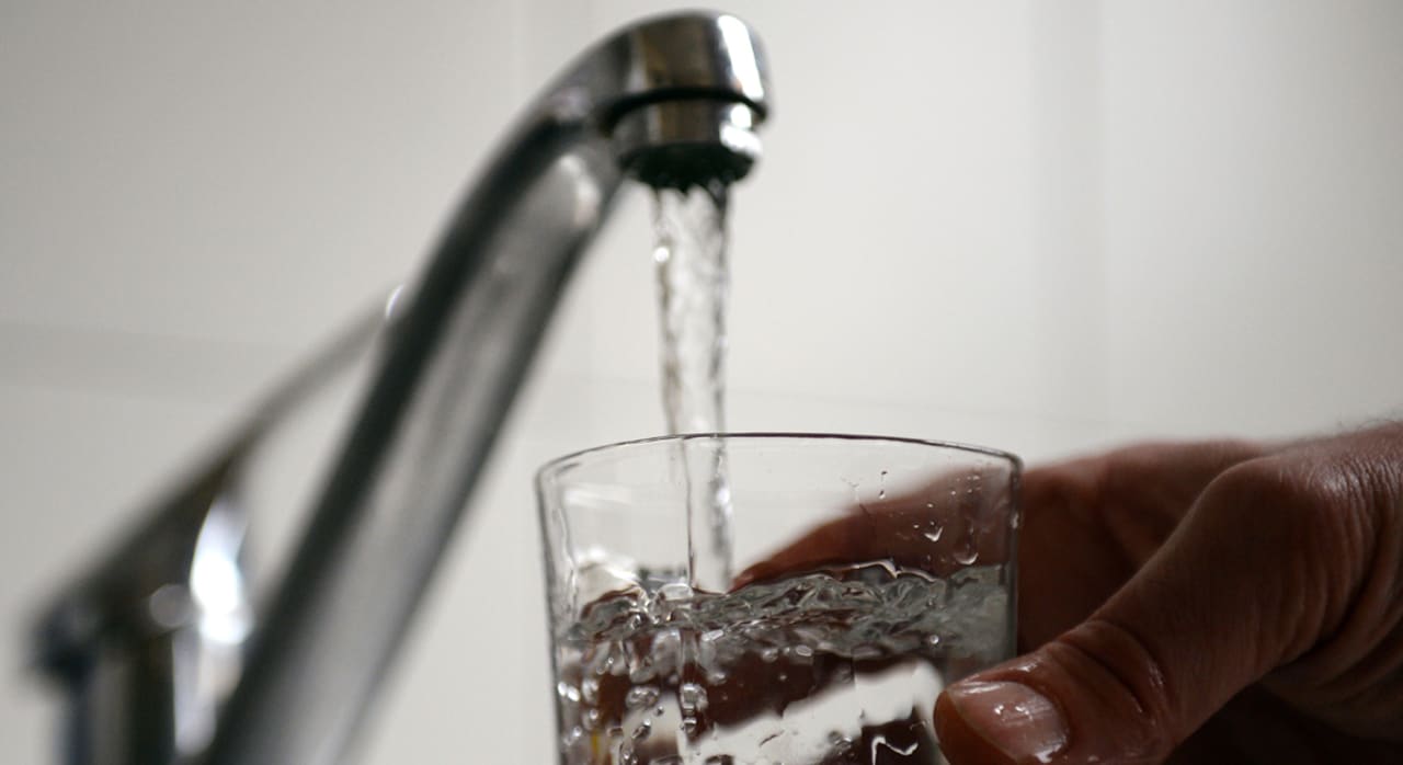 ما الأفضل لصحتك تناول كوب من الماء الدافئ أو البارد Cnn Arabic