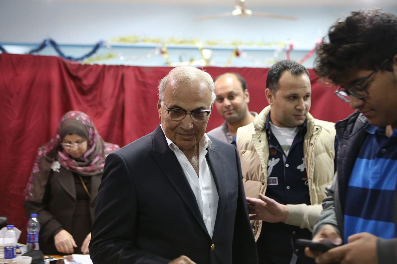شاهد.. أحمد شفيق يدلي بصوته بالانتخابات الرئاسية