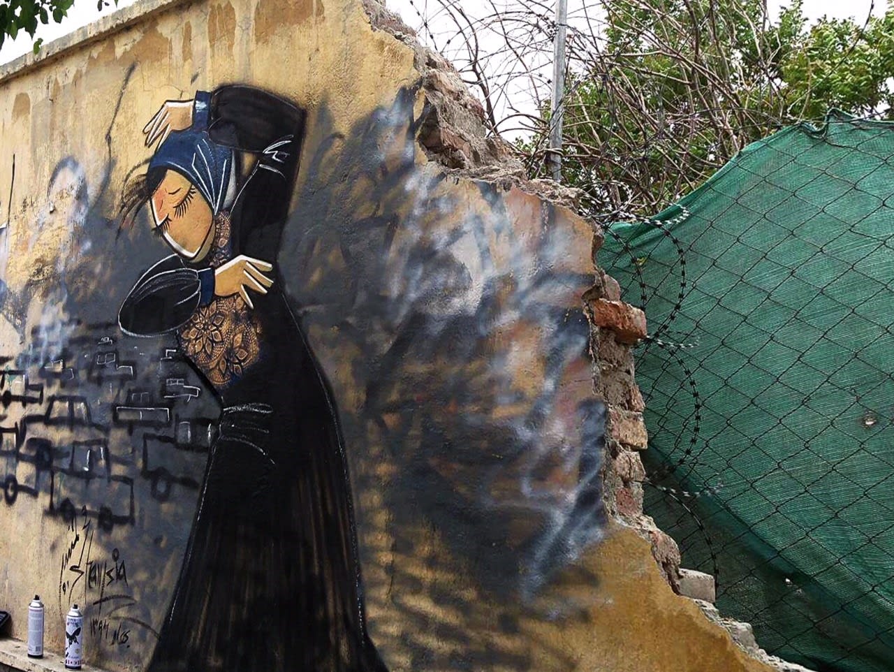 من هي الفنانة التي تحول جدران أفغانستان التي مزقتها الحرب إلى لوحات زاهية؟