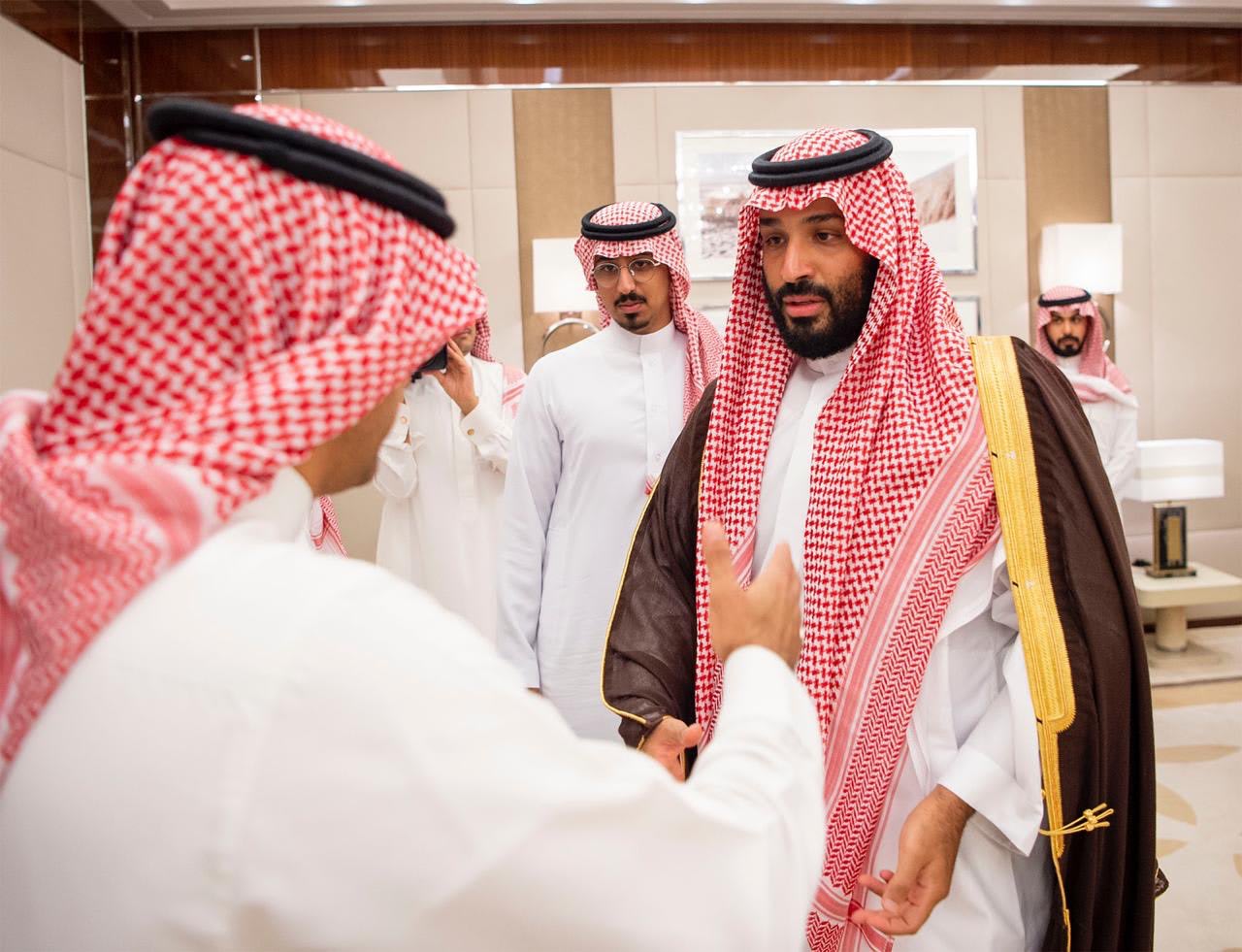 محمد بن سلمان يستقبل أسرة حارس العاهل السعودي القتيل