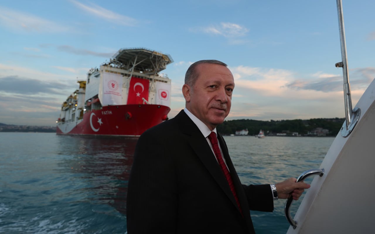 رجب طيب أردوغان خلال إبحار سفينة التنقيب "فاتح" إلى البحر الأسود 