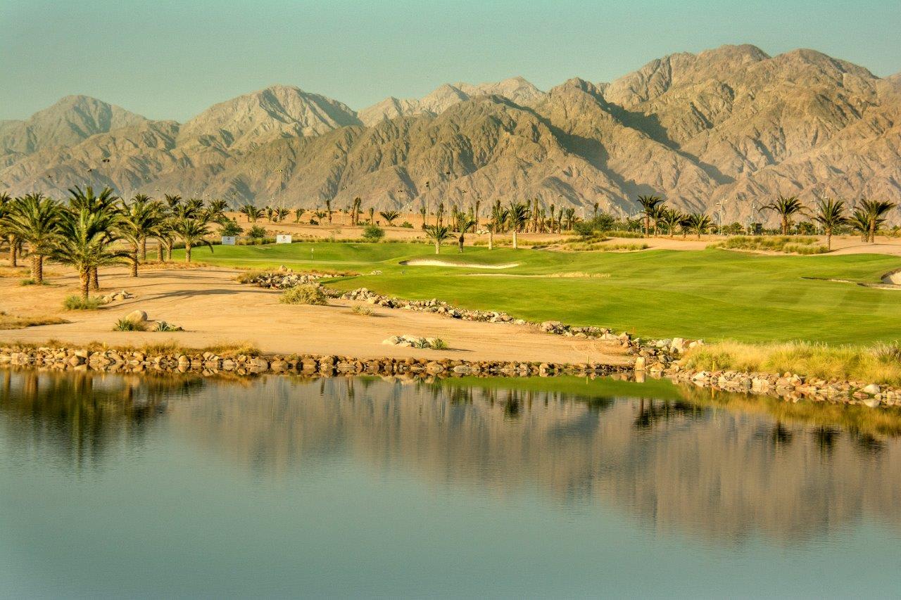 بين صحرائها وجبالها.. هل تود ممارسة الغولف داخل هذه "الأعجوبة" في الأردن؟