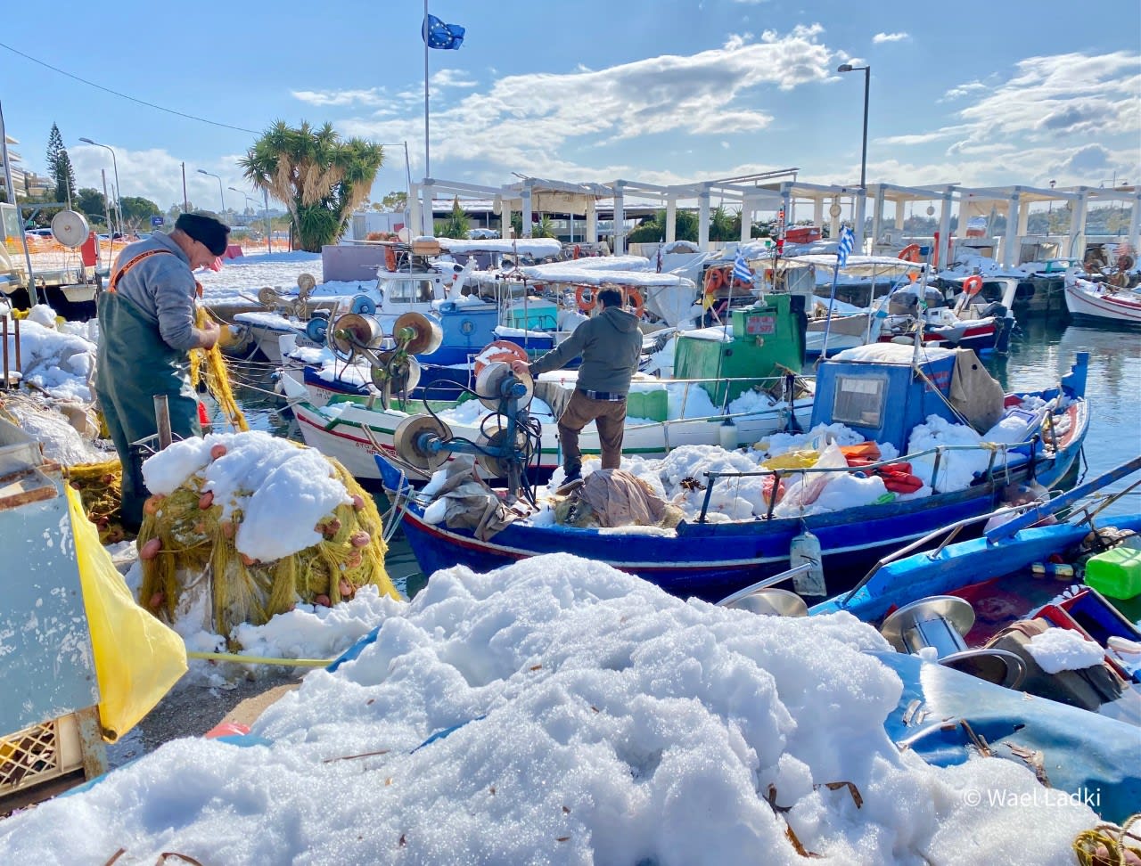 إطلالة نادرة تجمع الثلوج مع البحر الأبيض المتوسط في اليونان