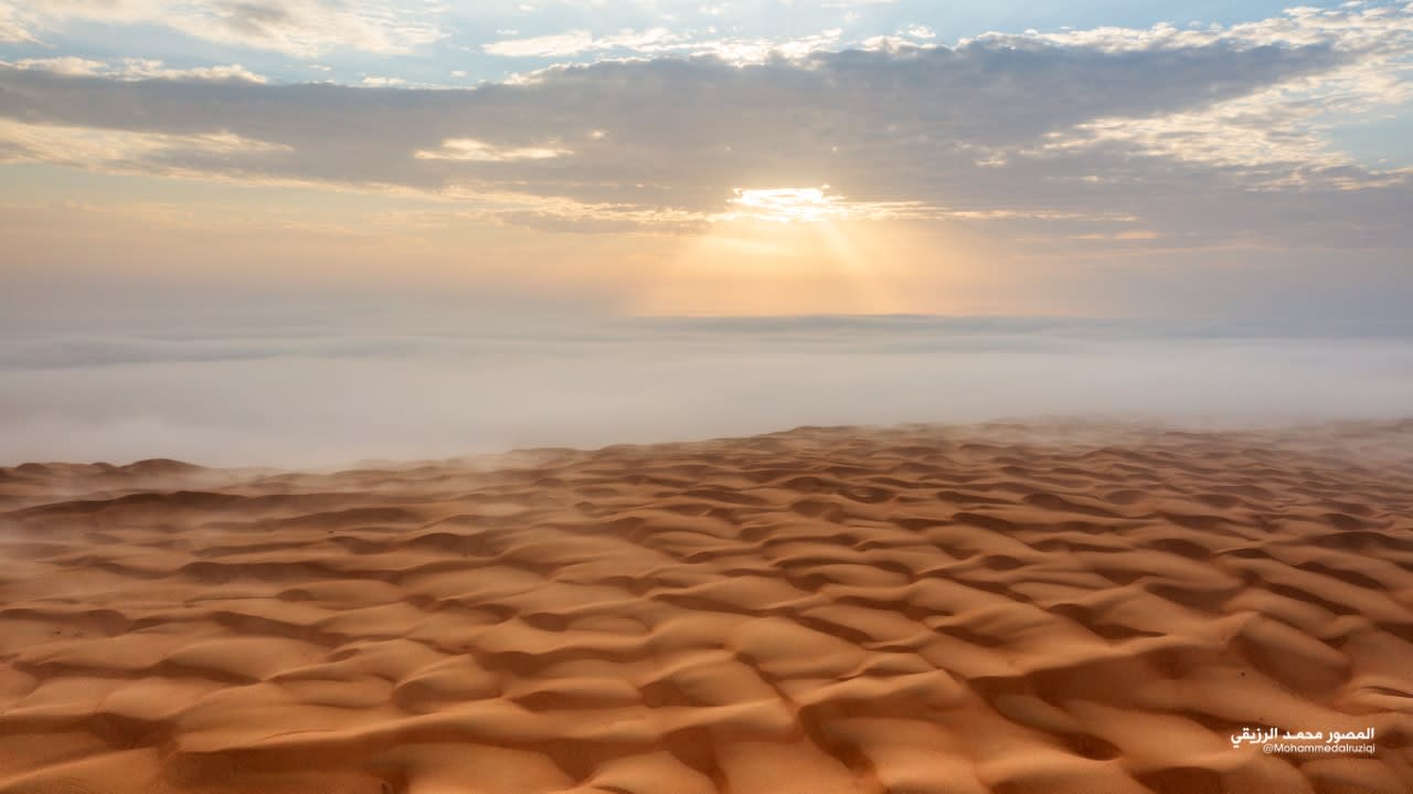 الضباب يعتلي بحرًا من الرمال الذهبية بصحراء سلطنة عمان..كيف بدا المشهد؟