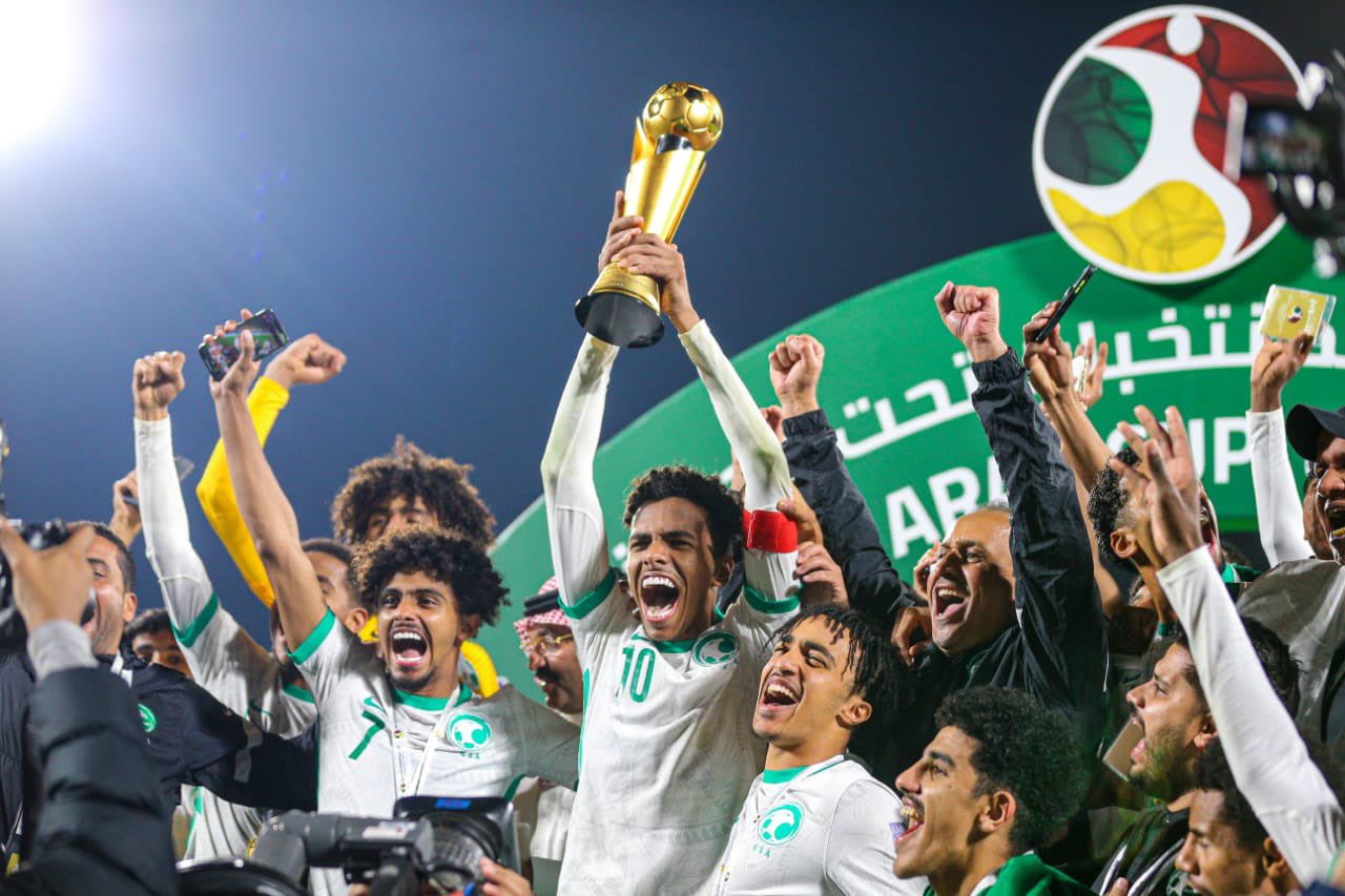لاعبو المنتخب السعودي يحتفلون بالفوز