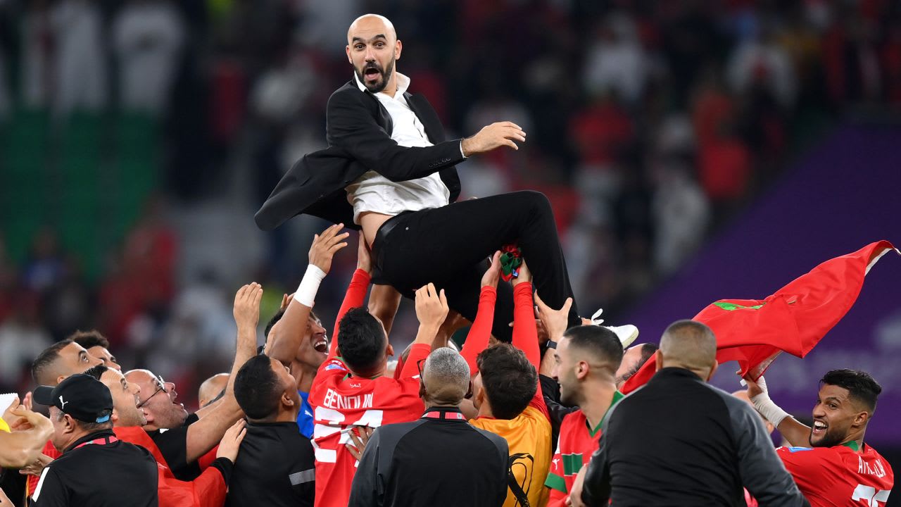 Die marokkanische Nationalmannschaft feiert ihren Trainer 