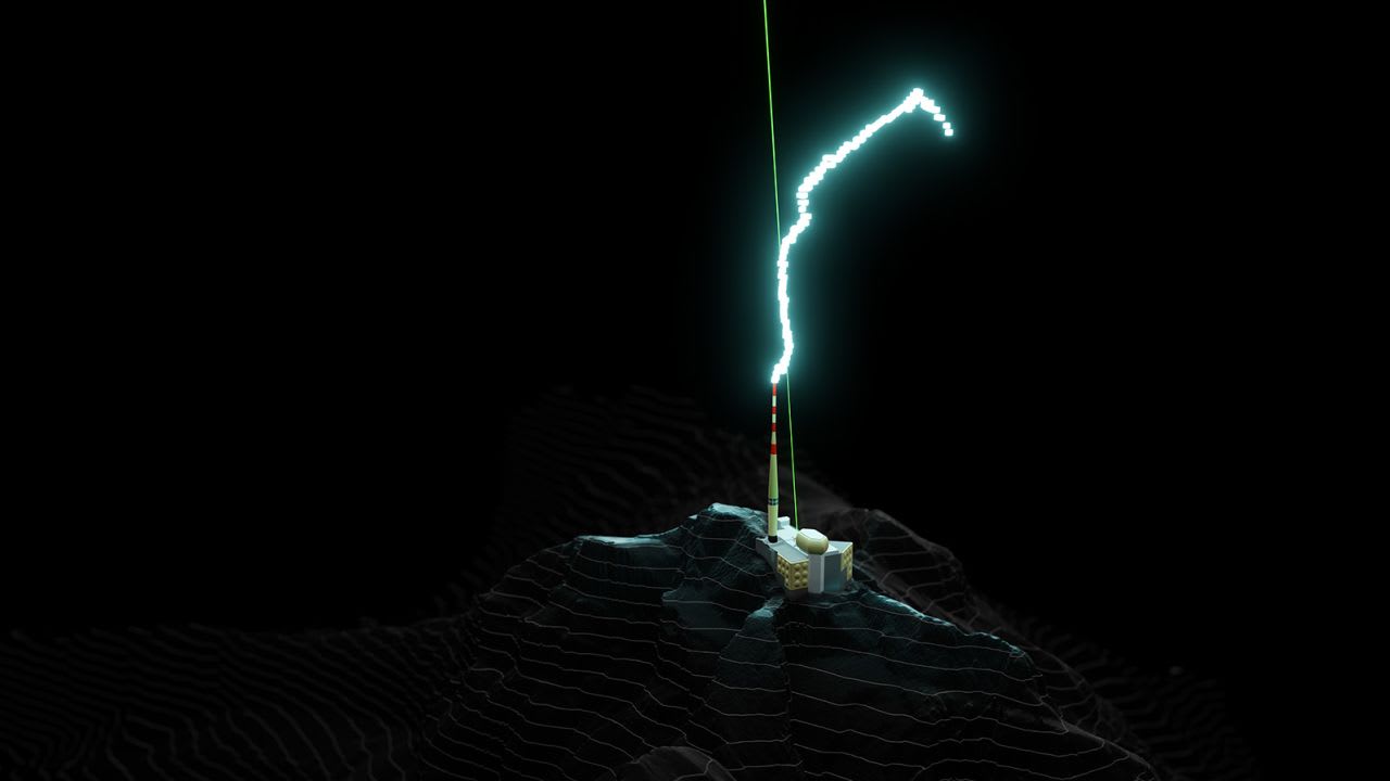         De bliksem volgde de laserstraal enkele tientallen meters voordat hij de toren bereikte (gemarkeerd in rood en wit) 