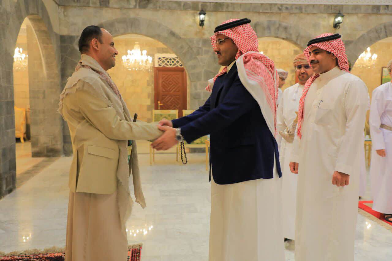 الناطق باسم الحوثيين يُعلق على المفاوضات مع الوفدين السعودي والعُماني في صنعاء