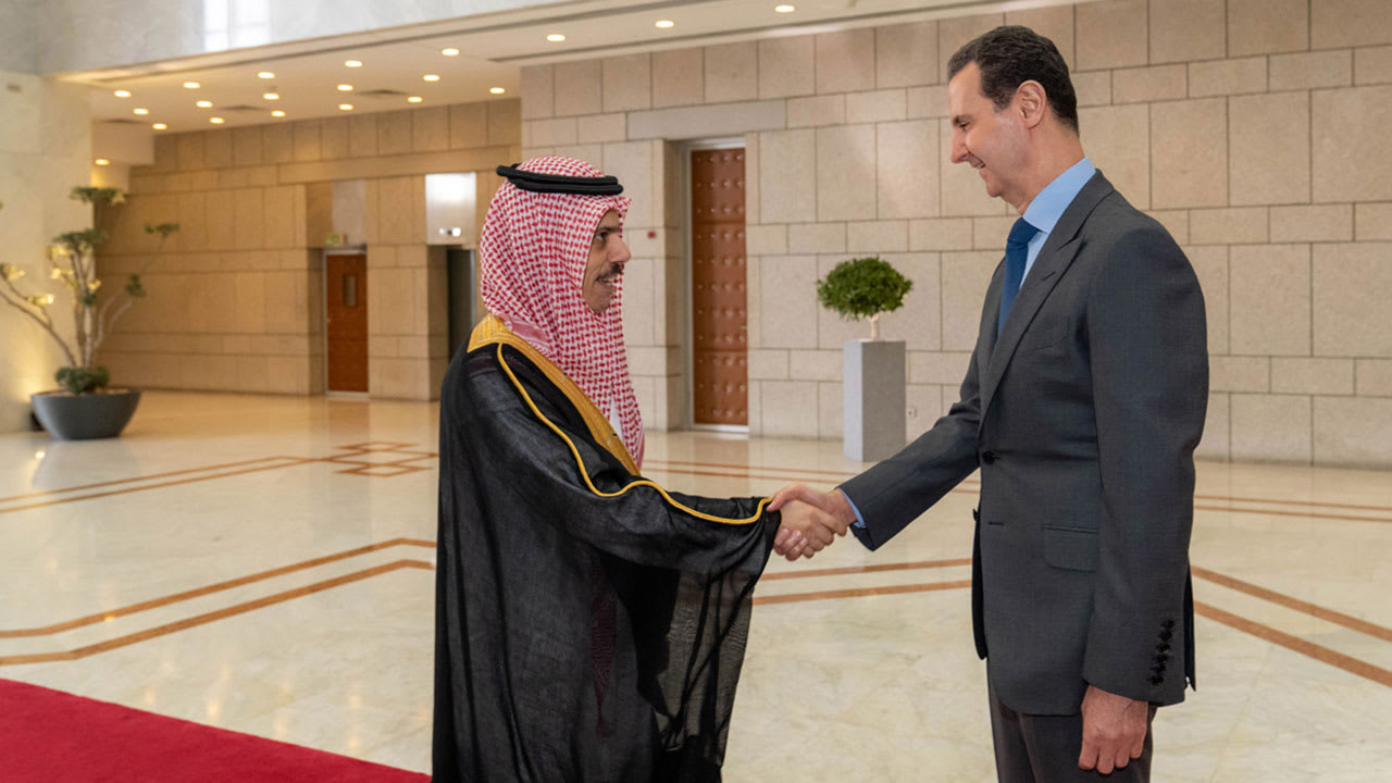 "تعددت الأبواب والمفتاح بيد واحدة".. نشطاء يتفاعلون على لقاء الأسد ووزير خارجية السعودية