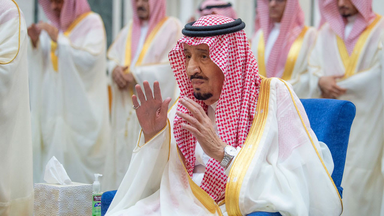 من كان معه ومن أمّ المصلين؟.. العاهل السعودي الملك سلمان يؤدي صلاة عيد الفطر 2023
