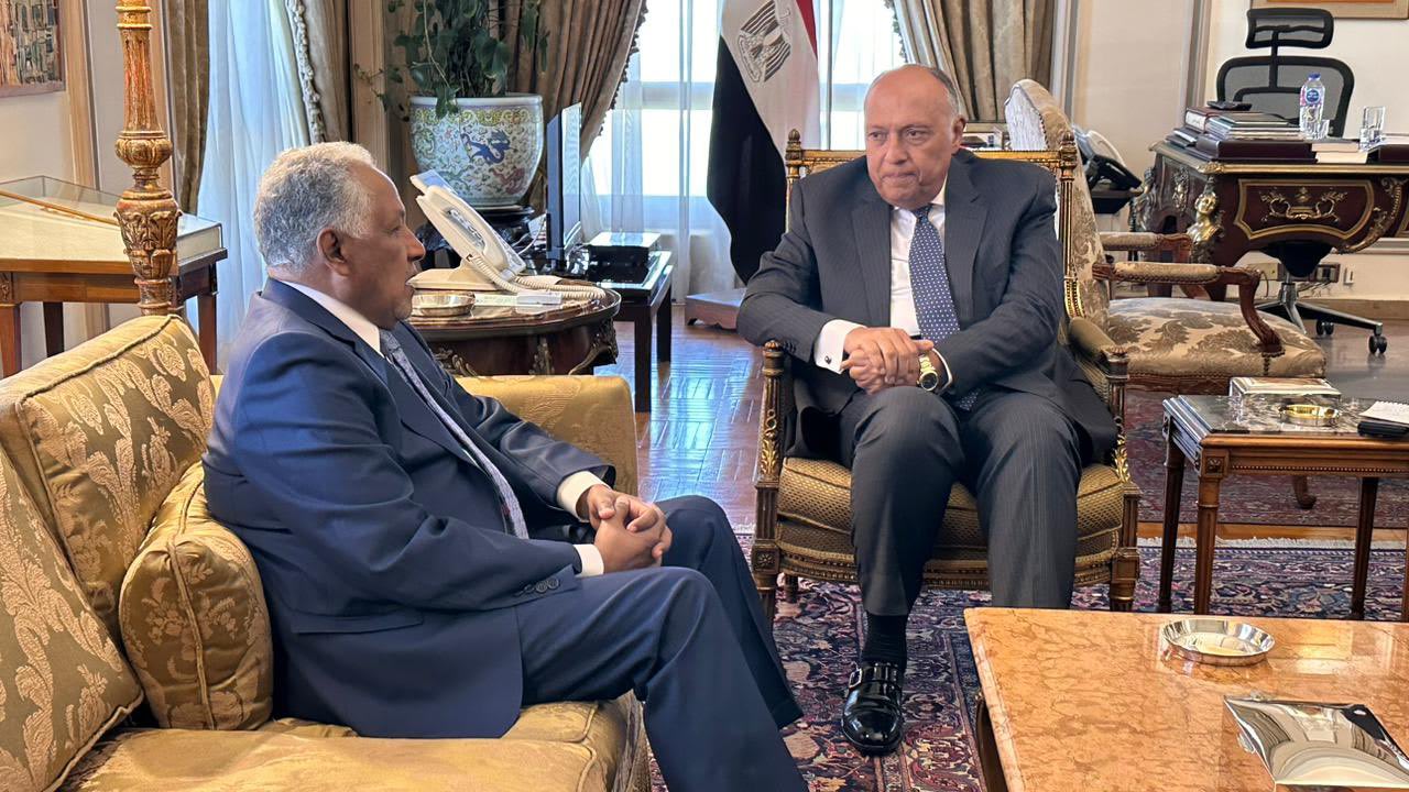 وزير خارجية مصر مستقبلا مبعوث البرهان: قلقون من استمرار الوضع الحالي في السودان