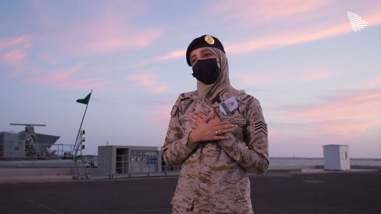 المجندة السعودية التي جابت صورتها العالم وهي تحمل رضيعة من السودان تروي كواليس اللقطة