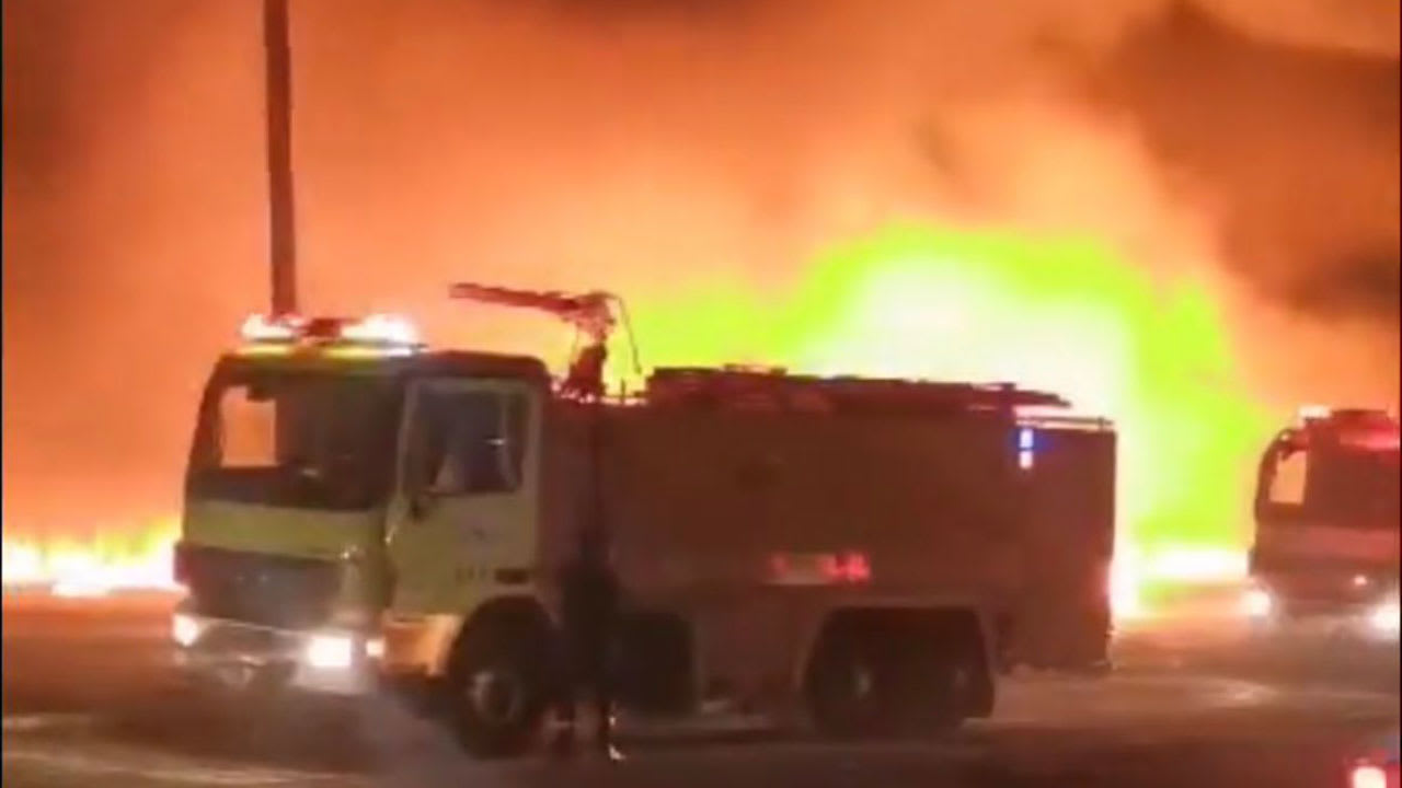 السعودية.. حريق شب بسوق الصواريخ في جدة وصور ما بعد إخماده