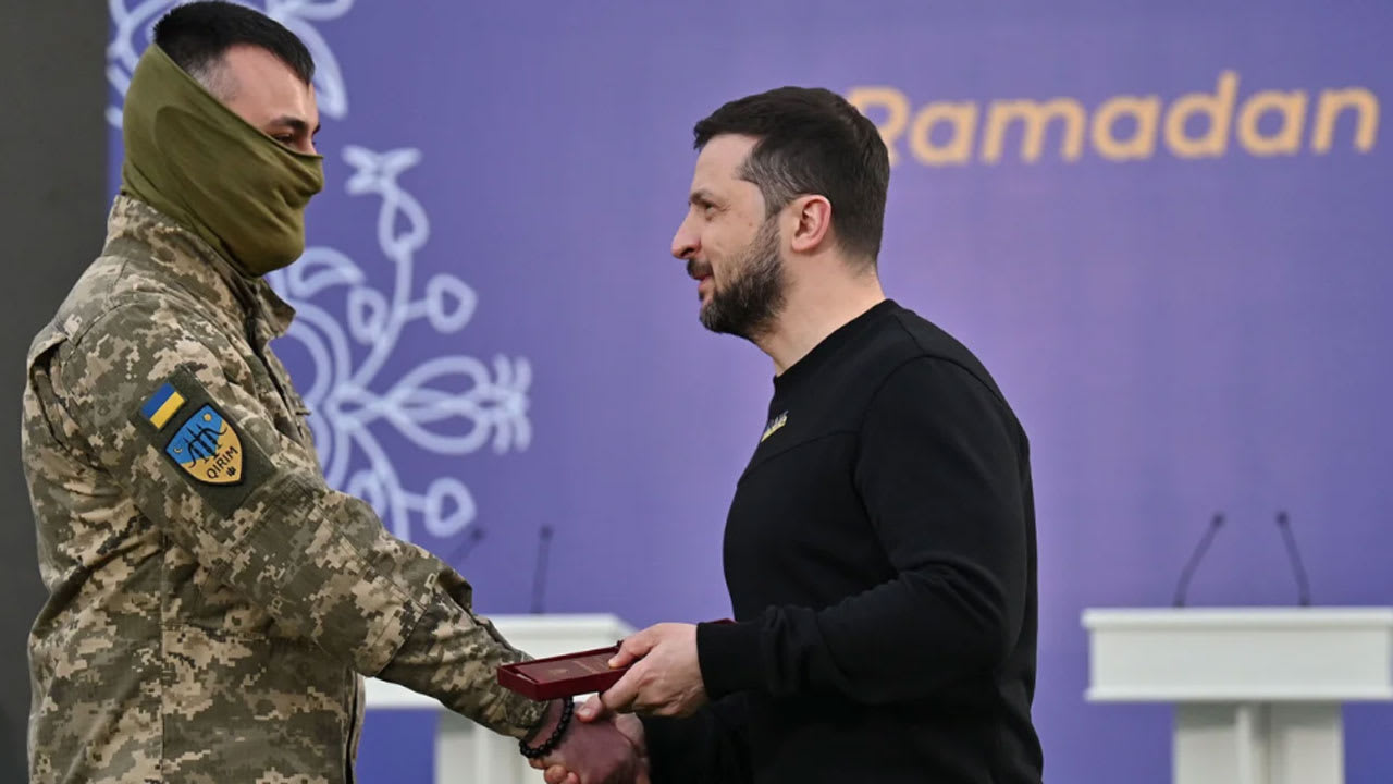 لون بشرته وعيناه وشعره.. إخفاء هوية جندي أوكراني أمام زيلينسكي يثير تساؤلات