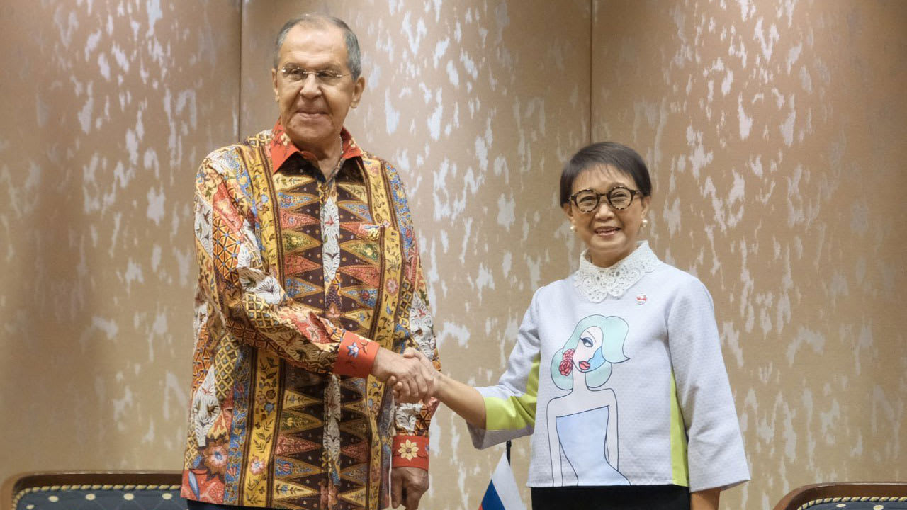 "من هذه؟ باربي؟".. فيديو لافروف يمازح وزيرة خارجية اندونيسيا يثير تفاعلا