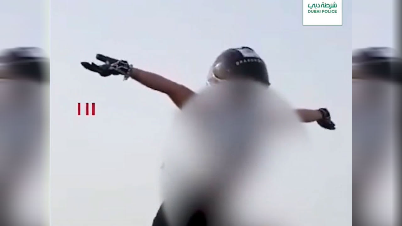 دبي.. فيديو فتيات يستعرضن على دراجات نارية والشرطة ترد