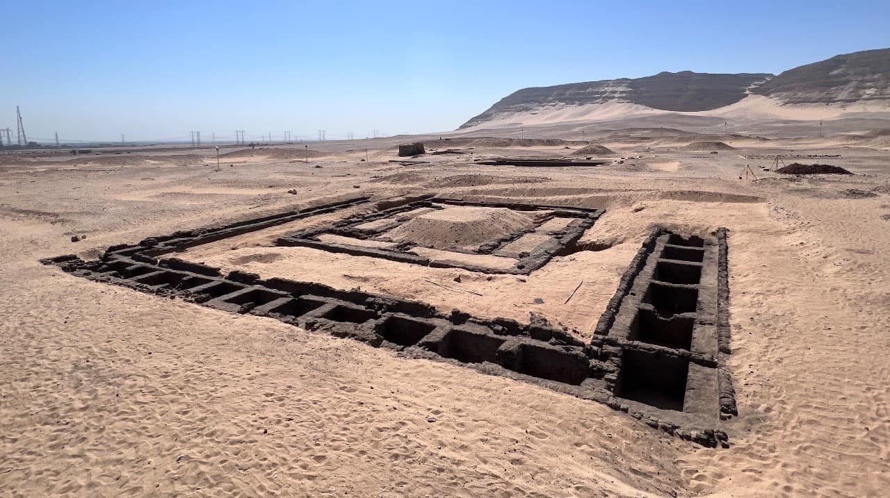 الكشف عن المئات من جرار النبيذ يرجع عمرها إلى 5000 عام جنوب مصر