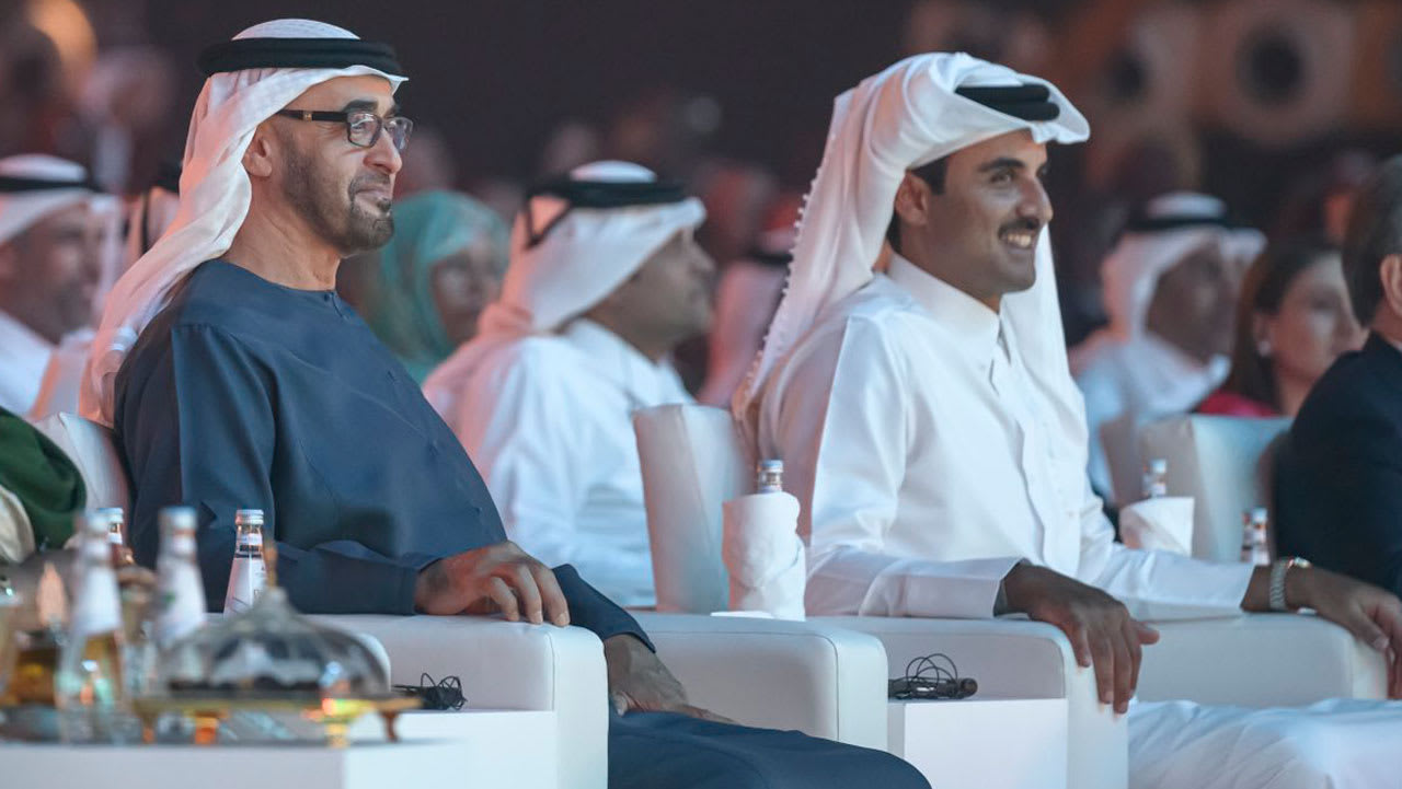 فيديو ضحكة أمير قطر بعد همسة بأذنه من محمد بن زايد يثير تفاعلا