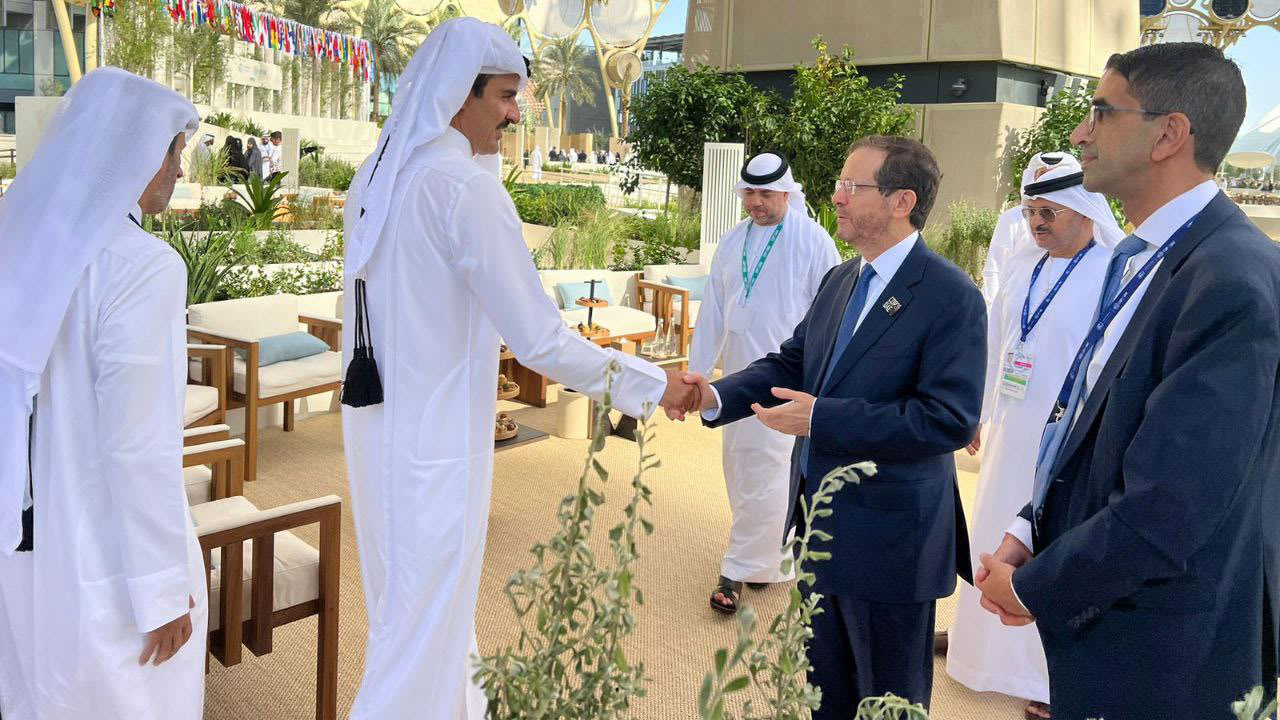 مصافحة أمير قطر ورئيس إسرائيل بلقطة "تاريخية" على هامش COP28