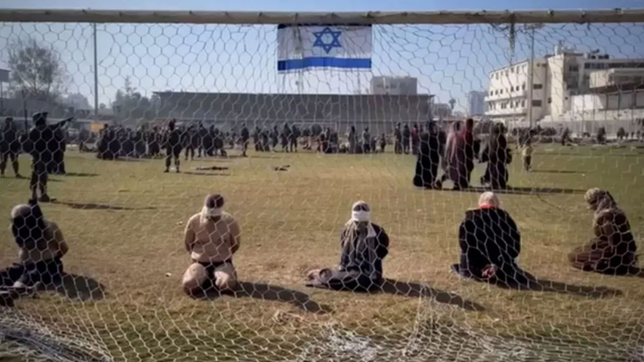 غزة.. فيديو متداول يظهر ما يبدو أنهما طفلان بين رجال جردوا من ملابسهم في ملعب