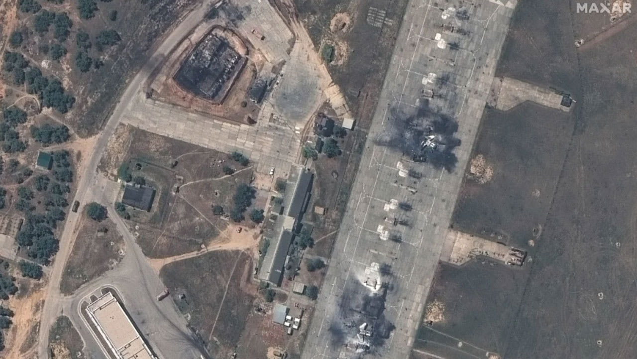 طائرات روسية مدمرة في قاعدة القرم.. صور أقمار صناعية حصرية تكشف لـCNN