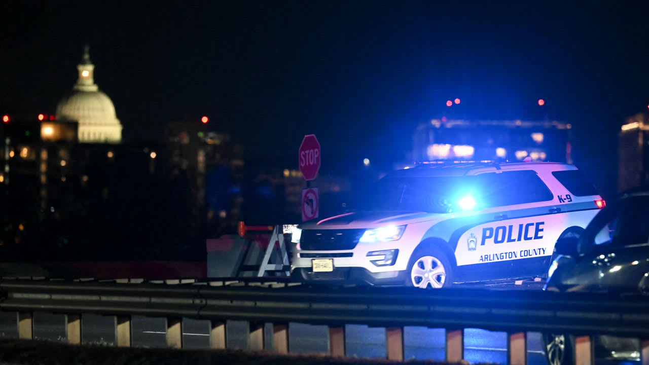 بالفيديو والصور.. قتلى وجرحى باصطدام هلكوبتر بطائرة اميركية 15 قال حاكم ولاية ماريلاند، ويس مور، إن شرطة ولاية ماريلاند نشرت غواصين في مكان تحطم الطائرة والمروحية في نهر بوتوماك.