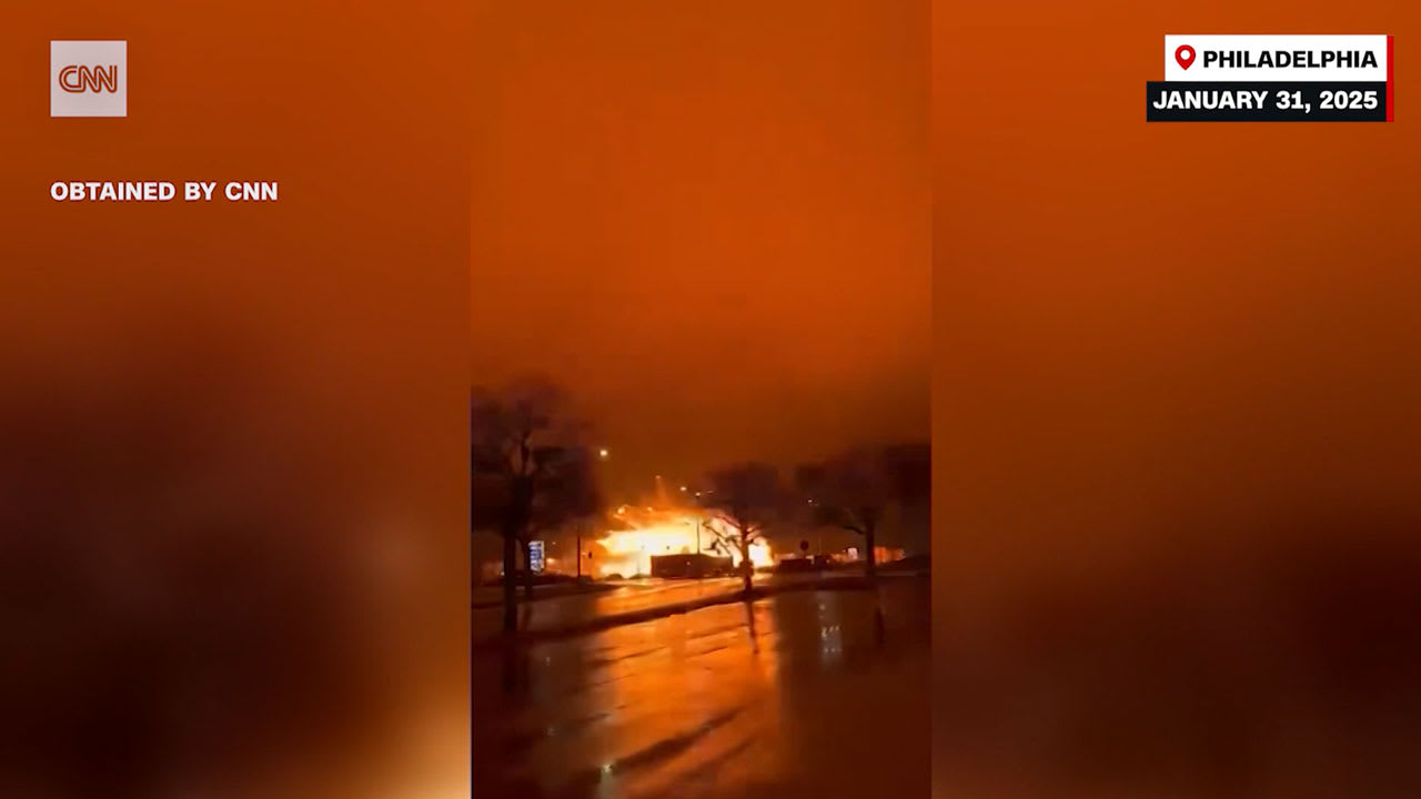 أصوات ورعب لحظة انفجار طائرة سقطت في فيلاديلفيا بأمريكا قرب مركز تجاري.. إليكم ما نعلمه