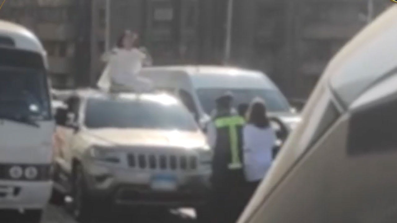 مصر.. فيديو ما فعلته فتاة فوق سيارة وسط كوبري أكتوبر يشعل تفاعلا والأمن يرد