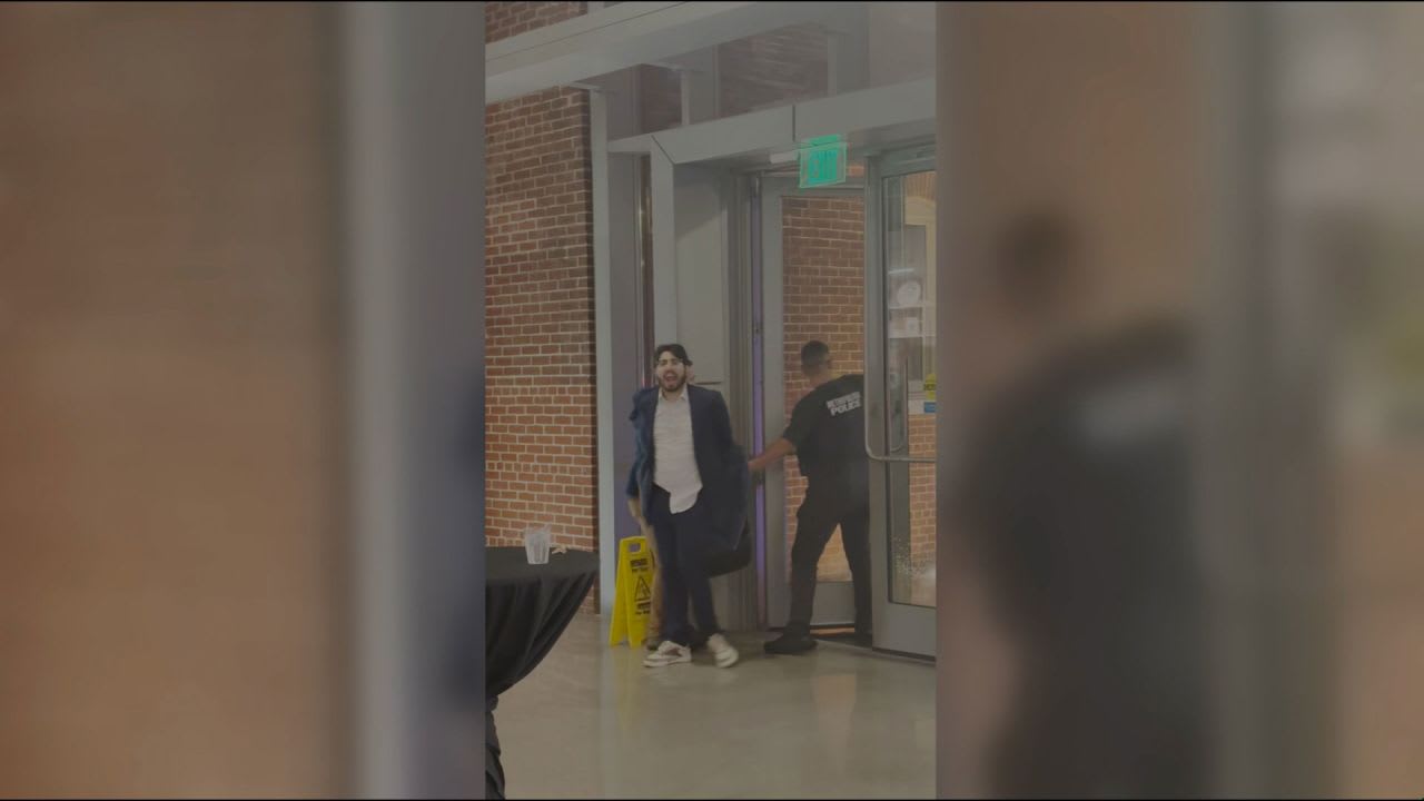 صارخا الحرية لفلسطين .. صورة تظهر ما يبدو أنه المشتبه بهجوم المتحف اليهودي في واشنطن