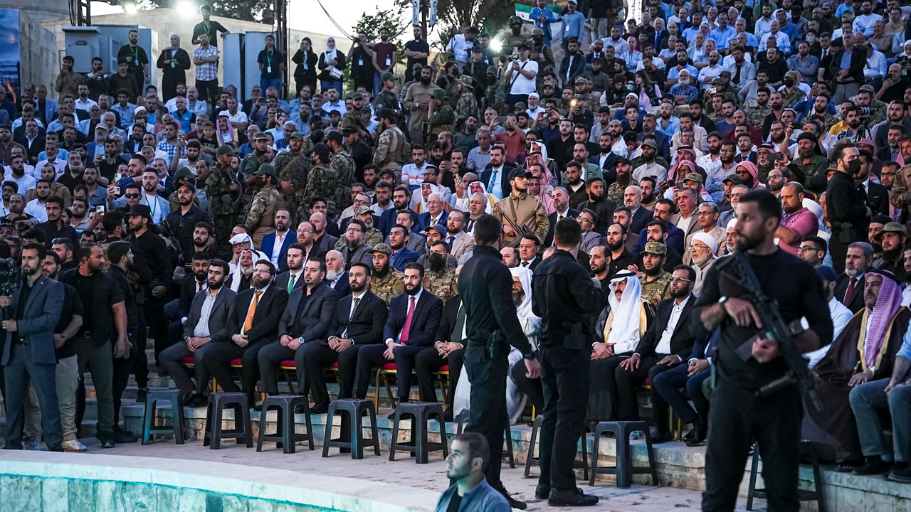 أحمد الشرع.. لقطات الحماية المشددة حوله في حلب ترصدها الكاميرا