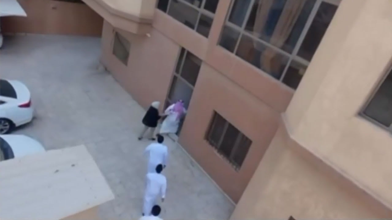الكويت.. فيديو مداهمة مسكن ساحرة ومشعوذة وما وجد معها بالبيت يشعل تفاعلا