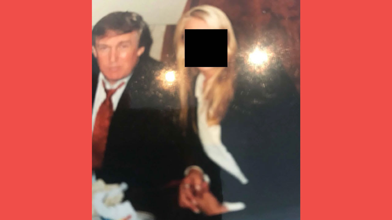 ترامب وامرأة مجهولة الهوية، تم حجب وجهها من قبل الديمقراطيين في لجنة الرقابة التابعة لمجلس النواب.