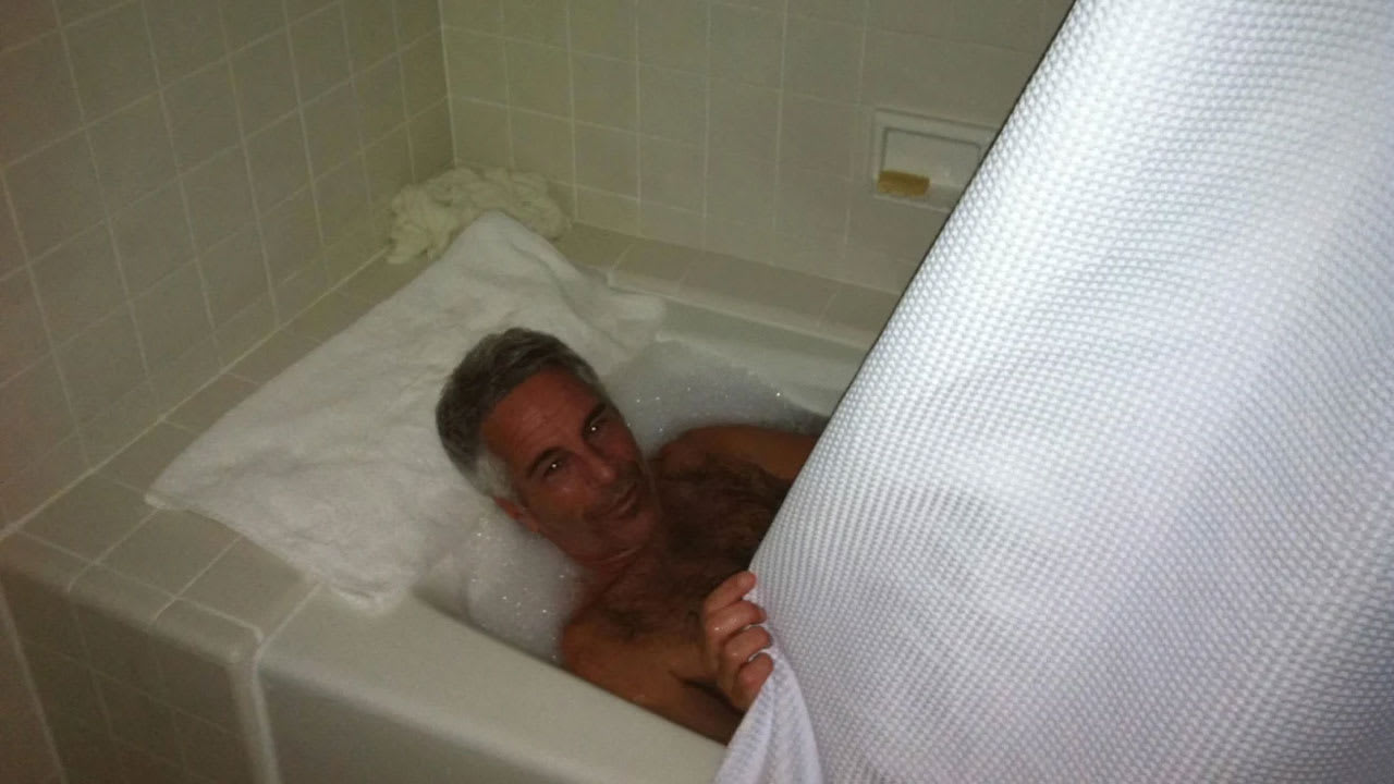 جيفري إبستين في حوض الاستحمام