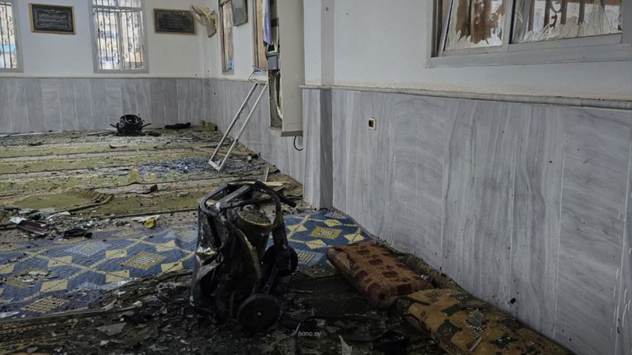 سوريا.. صور آثار الانفجار في مسجد الإمام علي في حمص وحصيلة الضحايا الأولية